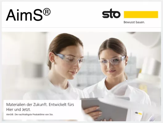 Zwei Laborantinnen tüfteln an Materialien für die Zukunft - im hier und jetzt. Zu sehen auch das Logo von sto. 