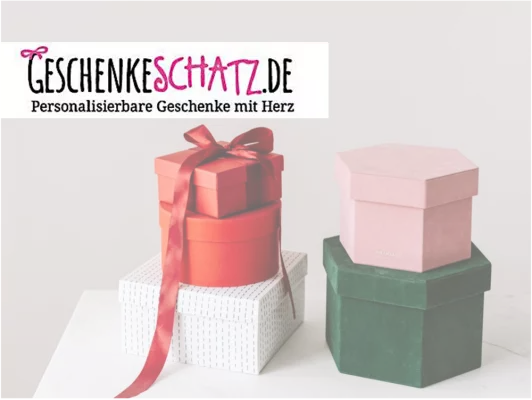 Verpackte Geschenke in verschiedenen Farben. 